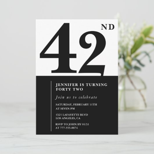 Vrouw Elegante uitnodiging 42e verjaardag Zwart (Staand voorkant)