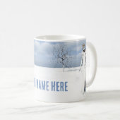 Vrouw Elf loopt in de sneeuw.  tekst Koffiemok (Voorkant rechts)