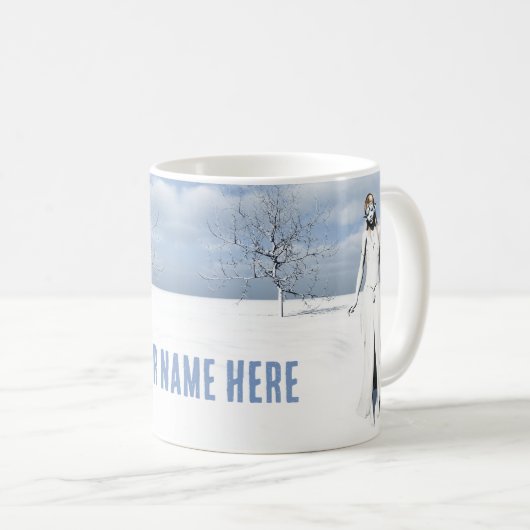 Vrouw Elf loopt in de sneeuw.  tekst Koffiemok (Voorkant rechts)