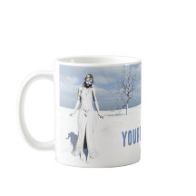 Vrouw Elf loopt in de sneeuw.  tekst