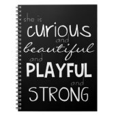 Vrouw empowerment Sterke mooie "Zij is"-cadeau Notitieboek (Voorkant)
