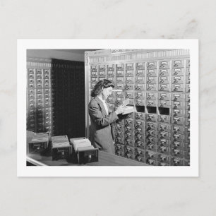 Vrouw en bibliotheekkaartcatalogus vintage geïnspi briefkaart