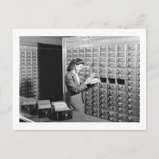 Vrouw en bibliotheekkaartcatalogus vintage geïnspi briefkaart
