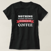 Vrouw en haar koffie t-shirt (Design voorkant)