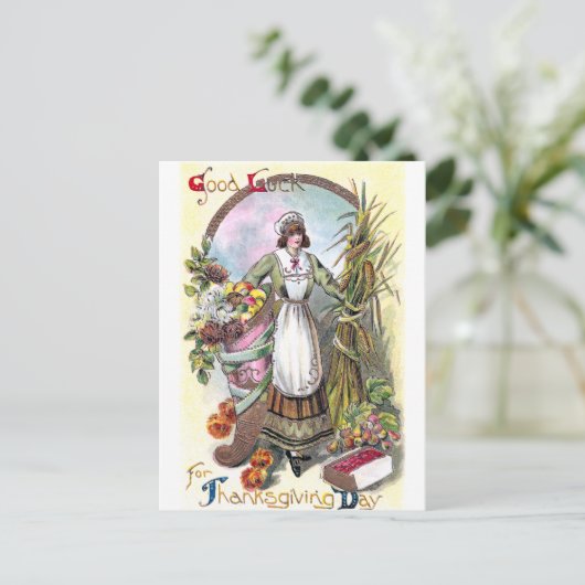 Vrouw en Herfst Bounty  Thanksgiving Feestdagenkaart (Staand voorkant)