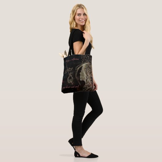 vrouw en roos tote bag (Op model)