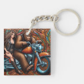 Vrouw en Sasquatch op Motorfiets Sleutelhanger (Achterkant)