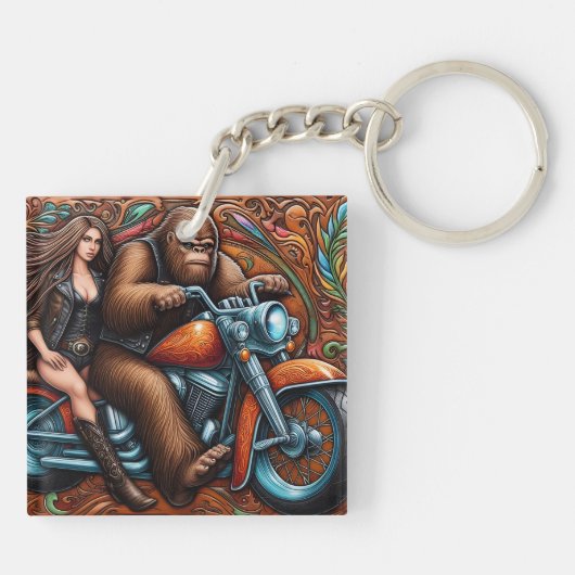 Vrouw en Sasquatch op Motorfiets Sleutelhanger (Achterkant)