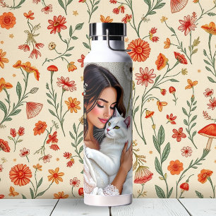 Vrouw en witte kat en paardenbloemen waterfles