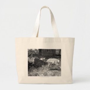 Vrouw flesje voedt een antilope. grote tote bag
