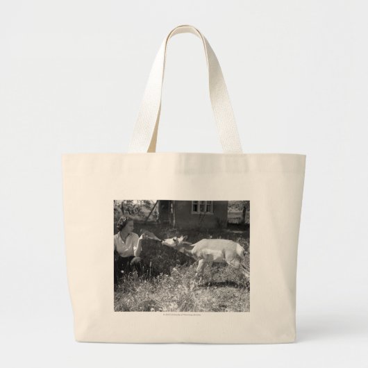 Vrouw flesje voedt een antilope. grote tote bag (Voorkant)