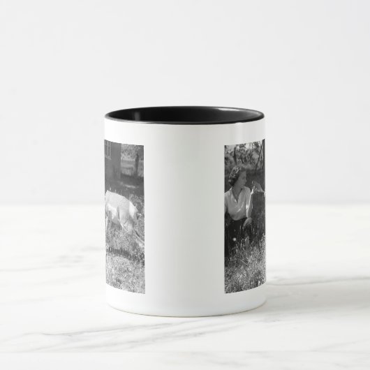 Vrouw flesje voedt een antilope. mok (Midden)