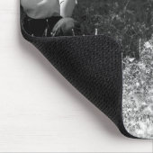 Vrouw flesje voedt een antilope. muismat (Hoek)