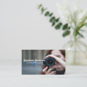 Vrouw fotografeert visitekaartje (Staand voorkant)