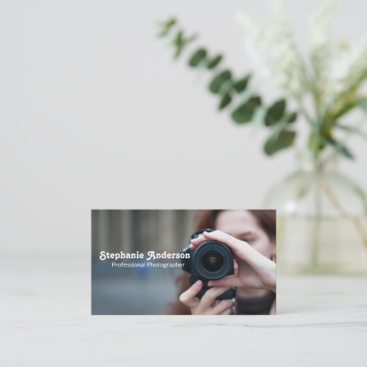 Vrouw fotografeert visitekaartje (Staand voorkant)