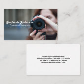 Vrouw fotografeert visitekaartje (Voorkant / Achterkant)