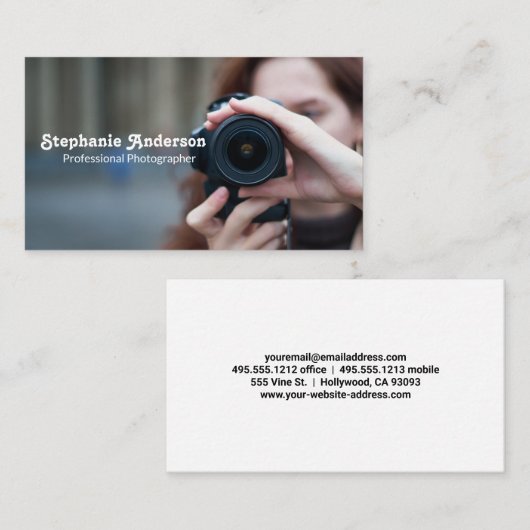 Vrouw fotografeert visitekaartje (Voorkant / Achterkant)