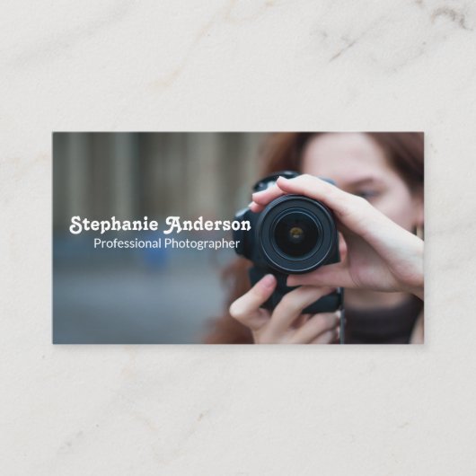 Vrouw fotografeert visitekaartje (Voorkant)