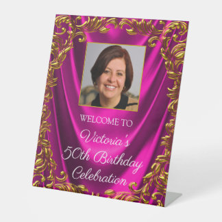 Vrouw Fuchsia Gouden Foto Verjaardag Welkom Tafel Reclamebord Met Voetstuk