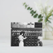 Vrouw gebruikt een decryptiesysteem briefkaart (Staand voorkant)