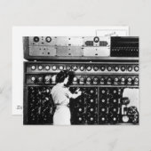 Vrouw gebruikt een decryptiesysteem briefkaart (Voorkant / Achterkant)