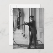 Vrouw Gedprezen als Man met fiets Briefkaart (Voorkant / Achterkant)