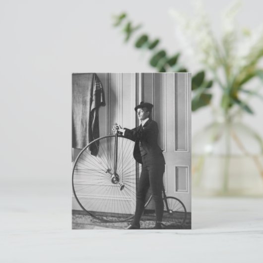 Vrouw Gedprezen als Man met fiets Briefkaart (Staand voorkant)