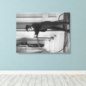 Vrouw Gedprezen als Man met fietsfoto Canvas Afdruk (Insitu (Houten vloer))