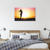 Vrouw geluk bij strand Sunset Canvas Afdruk (Insitu (Slaapkamer))