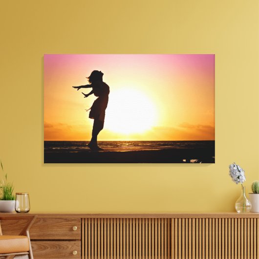 Vrouw geluk bij strand Sunset Canvas Afdruk (Insitu (Woonkamer))