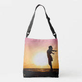 Vrouw geluk bij strand Sunset Crossbody Tas (Achterkant)