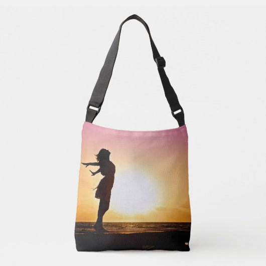 Vrouw geluk bij strand Sunset Crossbody Tas (Voorkant)
