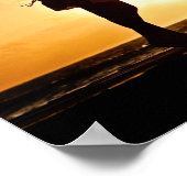 Vrouw geluk bij strand Sunset Poster (Hoek)