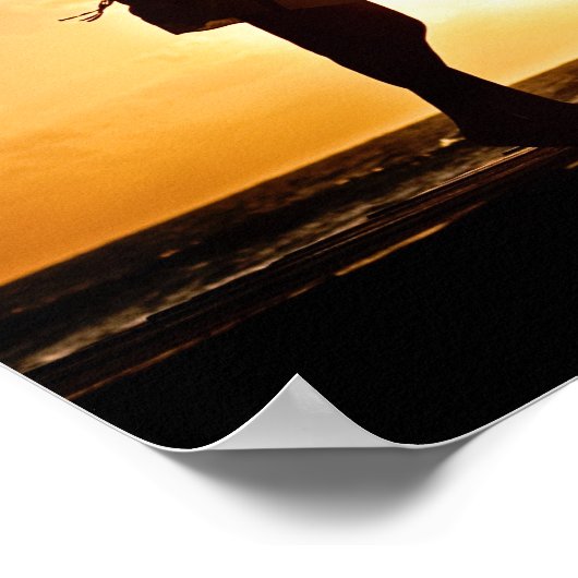 Vrouw geluk bij strand Sunset Poster (Hoek)