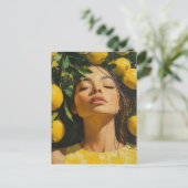 Vrouw geniet van zonneschijn in de citroenbomen briefkaart (Staand voorkant)