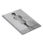 Vrouw Gesturing Notitieboek (Rechterzijde)