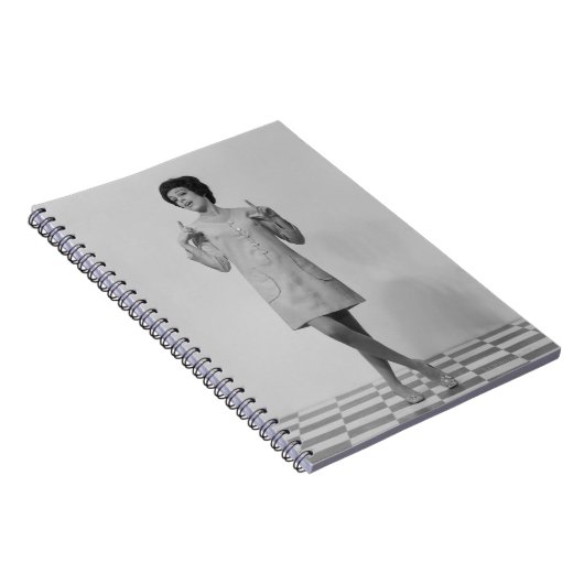 Vrouw Gesturing Notitieboek (Rechterzijde)