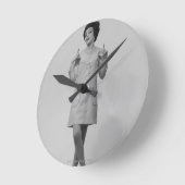 Vrouw Gesturing Ronde Klok (Hoek)