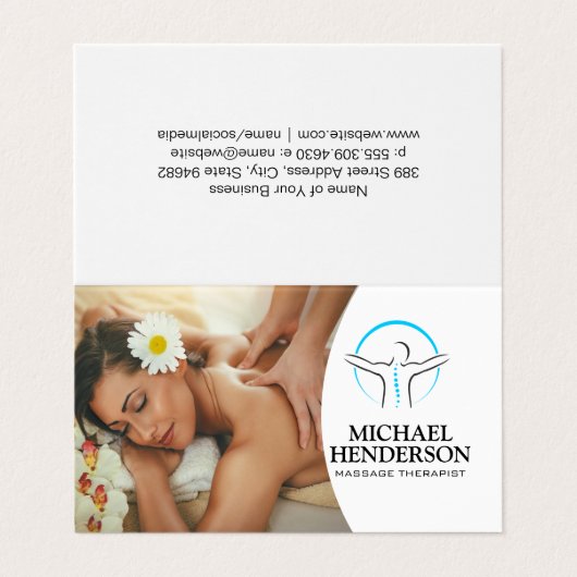 Vrouw Glimlachend Getting Massage Visitekaartje (Buitenkant ongevouwen)