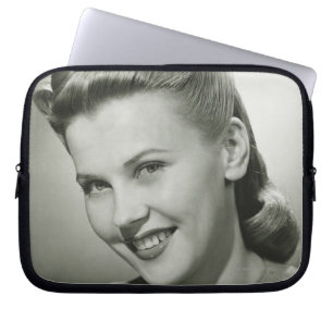 Vrouw glimlacht 2 laptop sleeve