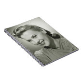 Vrouw glimlacht 2 notitieboek (Rechterzijde)