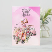 Vrouw golfer met roze golfkar op roze kaart (Staand voorkant)