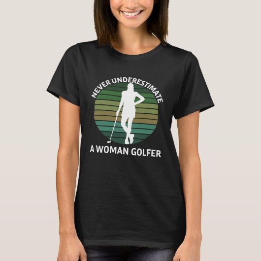 Vrouw Golfer Staande Golf Clubs Nooit Onderschatte T-shirt (Voorkant)