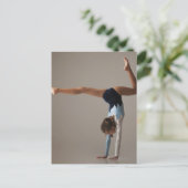 Vrouw gymnast (12-13) met handstandaard briefkaart (Staand voorkant)