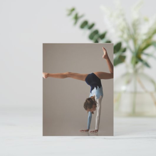Vrouw gymnast (12-13) met handstandaard briefkaart (Staand voorkant)