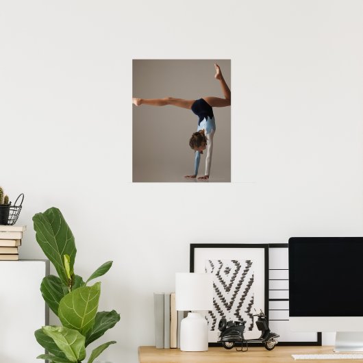Vrouw gymnast (12-13) met handstandaard poster (Thuiskantoor)