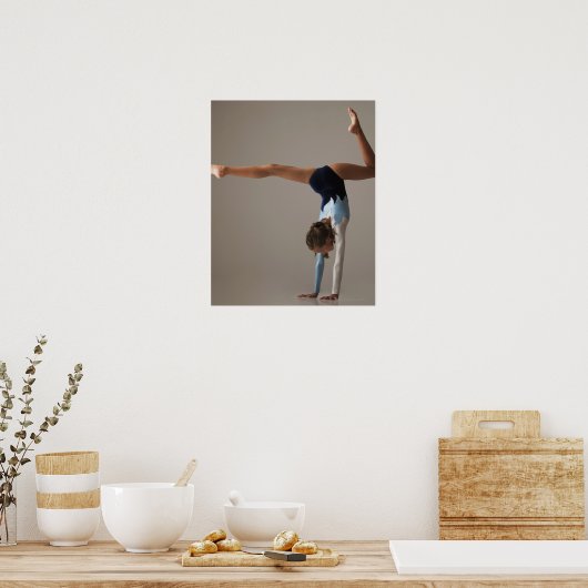 Vrouw gymnast (12-13) met handstandaard poster (Keuken)