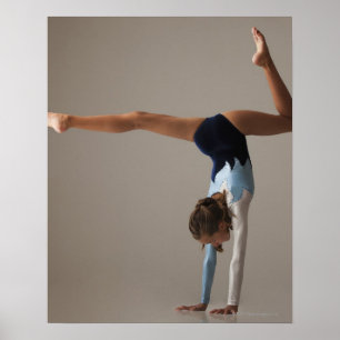 Vrouw gymnast (12-13) met handstandaard poster