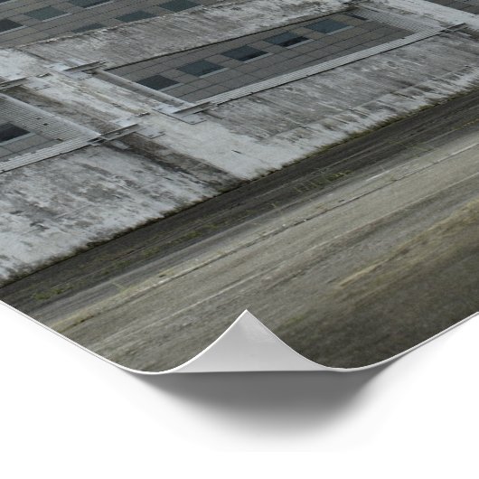 Vrouw gymnast buiten op daktop springen in de luch poster (Hoek)