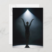 Vrouw gymnast in spotlight, studio briefkaart (Voorkant / Achterkant)